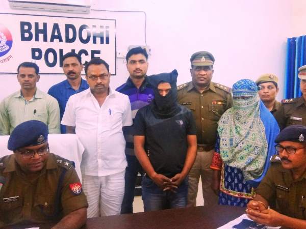 वैन से लेजाकर बालू में दबाया शव 