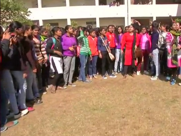 लड़की से लिया प्रोफेसर ने बदला