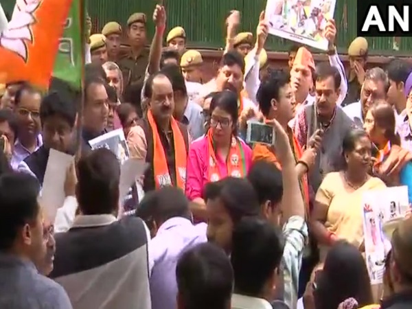 मनीष सिसोदिया के घर के बाहर बीजेपी का प्रदर्शन