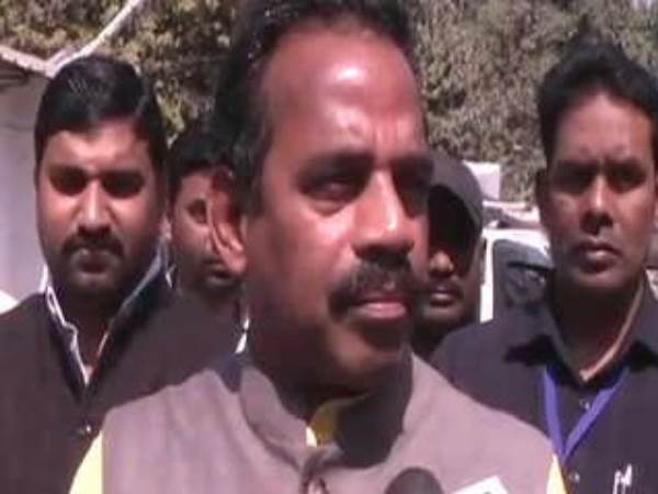 पहले भी दे चुके हैं विवादित बयान