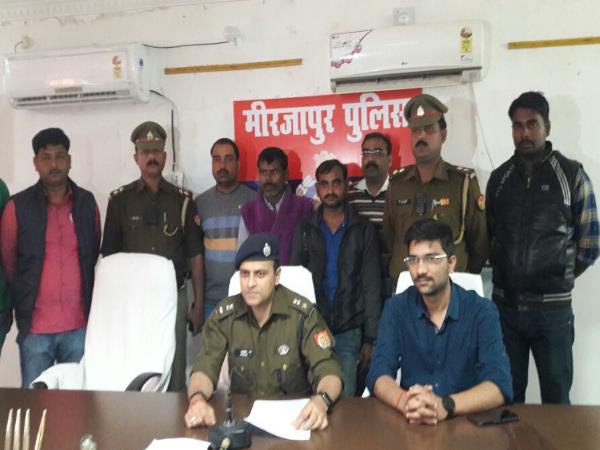 पुलिस को देखकर भागने लगे तस्कर