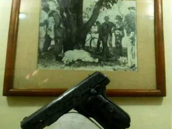 अल्फ्रेड पार्क चल रहा था विचार विमर्श