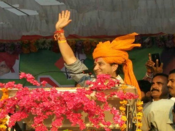 सीएम शिवराज का हेलिकॉप्टर सिंधिया के मंच से ठीक ऊपर उड़ रहा था