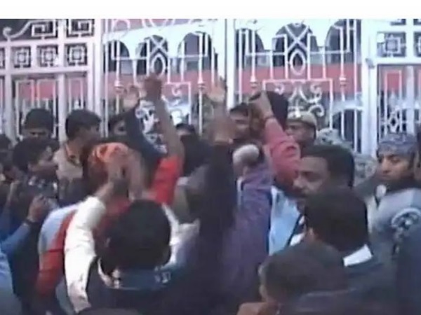 मृतक छात्र के शरीर पर किसी चोट के निशान नहीं मिले थे