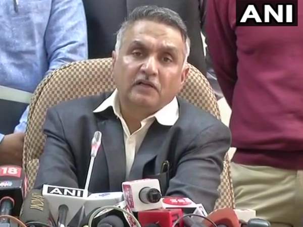 पैसों की खातिर कई जगह गया पैसों की खातिर कई जगह गया