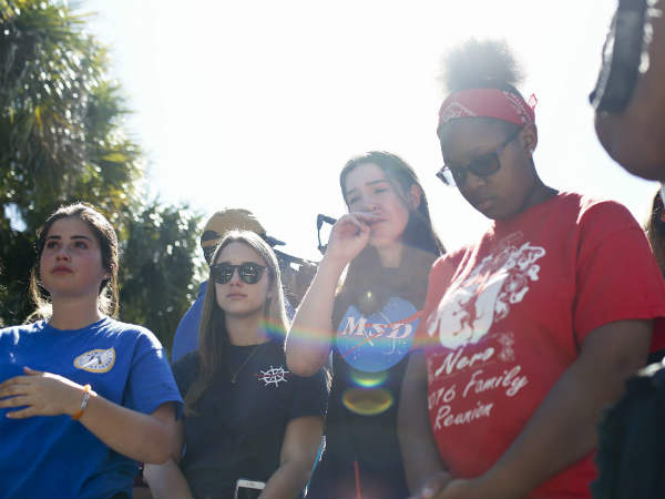 बच्‍चों को अलमारी में बंद किया 