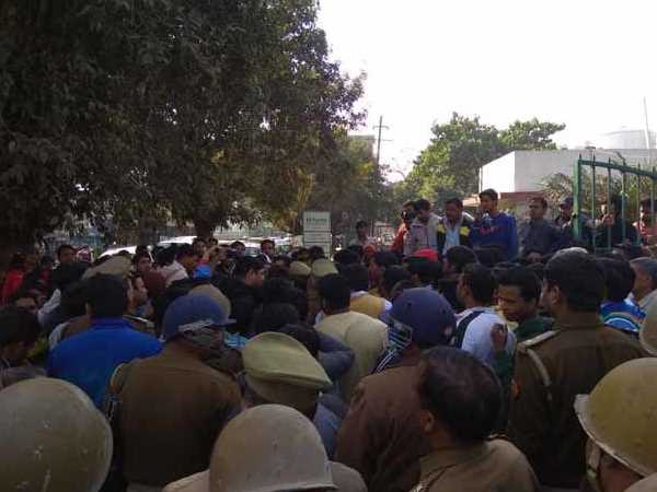 दो लोगों को मारी गई गोली दो लोगों को मारी गई गोली