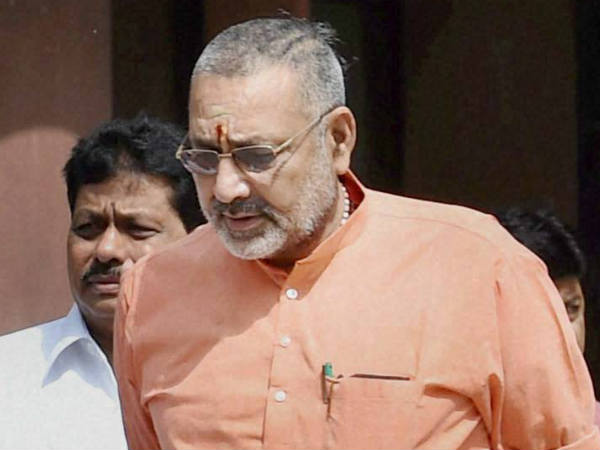 2 एकड़ जमीन पर जबरदस्ती कब्जा करने का आरोप