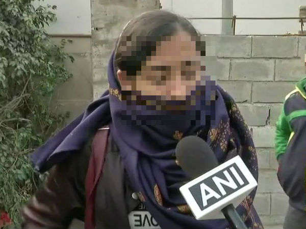 महिला को छूने की कोशिश कर रहा था युवक