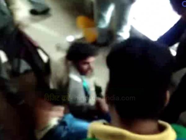 पकड़े गए बदमाश को पीटकर पुलिस को सौंपा पकड़े गए बदमाश को पीटकर पुलिस को सौंपा