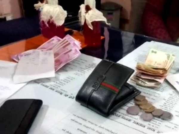 Officer caught red handed and arrested by Anti Corruption team in Hardoi