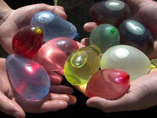 एक अजीब तक की गंध आ रही थी ये साफ था कि वो पानी नही है एक अजीब तक की गंध आ रही थी ये साफ था कि वो पानी नही है