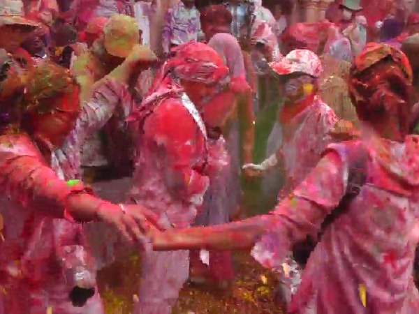 Widow holi in Vrindavan, foreigners enjoyed