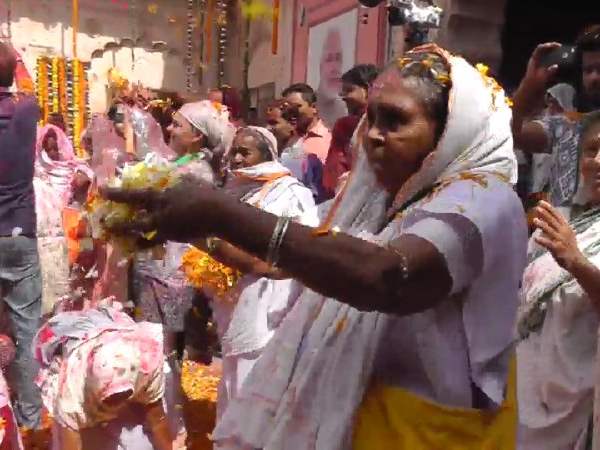 Widow holi in Vrindavan, foreigners enjoyed