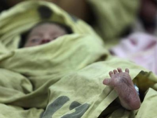 आपातकालीन वार्ड से निकलने के बाद गेट पर प्रसव हो गया आपातकालीन वार्ड से निकलने के बाद गेट पर प्रसव हो गया
