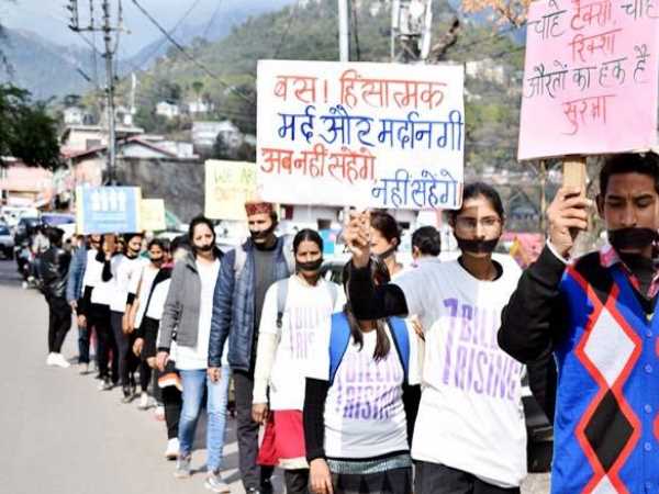 विभिन्न संस्थाओं की महिलाएं सडक पर उतरीं विभिन्न संस्थाओं की महिलाएं सडक पर उतरीं