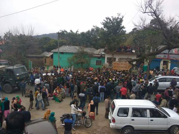 इलाके में बढ़ रहा है आक्रोश इलाके में बढ़ रहा है आक्रोश