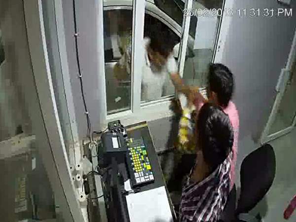 sales tax commissioner beats a toll plaza employee in Kannauj sales tax commissioner beats a toll plaza employee in Kannauj