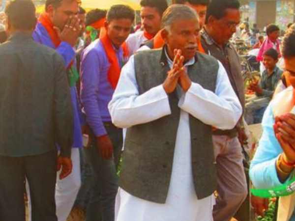 Son of former BJP MLA power show on a shop in Kannauj