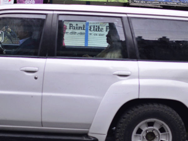 पार्टी कार्यकर्ता हिरासत में 