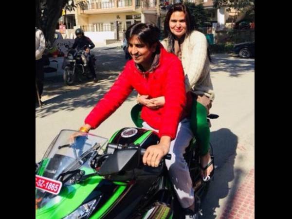  हिमांशी ने ट्विटर पर किया सवाल