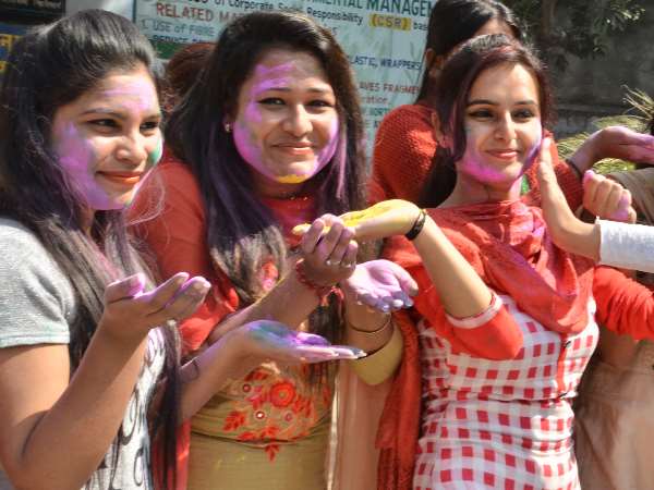 होली के पहले लड़कियों की मस्ती होली के पहले लड़कियों की मस्ती