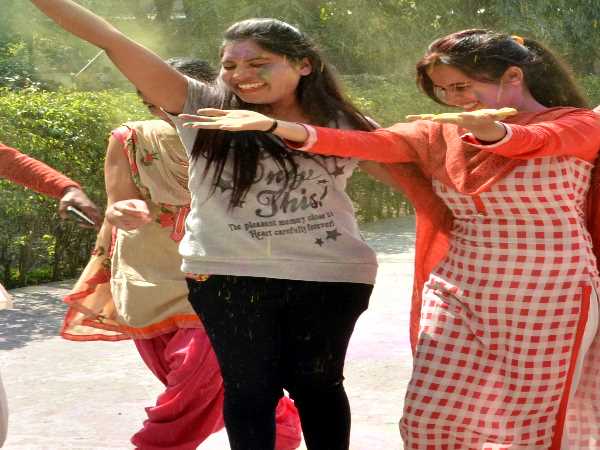 मूक बधिर बच्चों ने भी मनाई होली मूक बधिर बच्चों ने भी मनाई होली