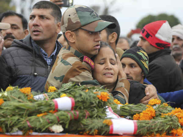 दुश्‍मनों से बिना हथियार भिड़े सूबेदार 