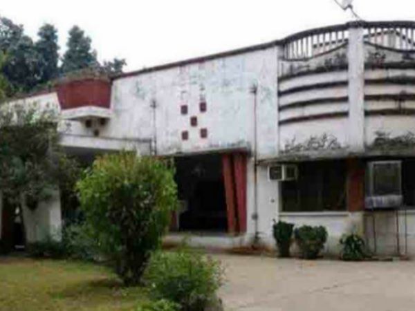 साहित्यकारों में नाराजगी