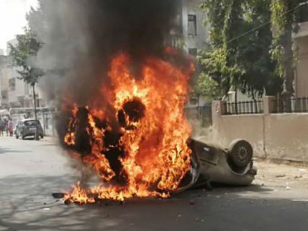 अहमदाबाद में भड़की हिंसा, जिग्नेश मेवाणी हिरासत में