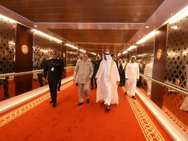 यूएई पहुंचे पीएम मोदी, शेख मोहम्मद बिन जायेद अल नह्यान से की मुलाकात