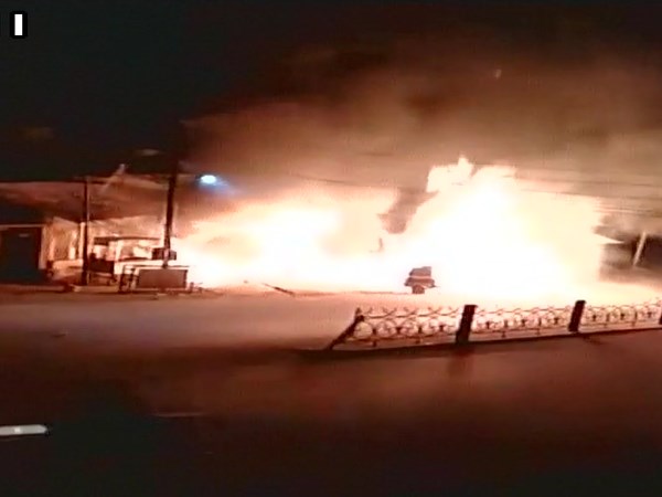 गुजरात: गैस पाइपलाइन में लगी आग, कई वाहन जलकर राख