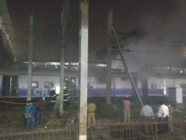 ठाणे की ओर जा रही थी लोकल ठाणे की ओर जा रही थी लोकल