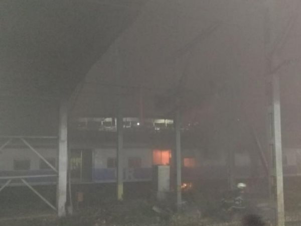 प्लेटफॉर्म नंबर 1 पर गाड़ी रुकवाई प्लेटफॉर्म नंबर 1 पर गाड़ी रुकवाई