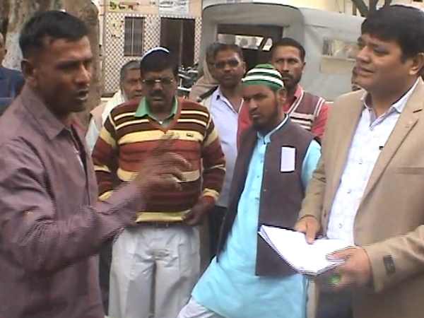 डीएम कार्यालय के सामने धरना