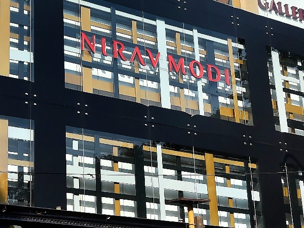 नीरव की की 29 संपत्तियों और 105 बैंक खातों को अस्थाई तौर पर जब्त