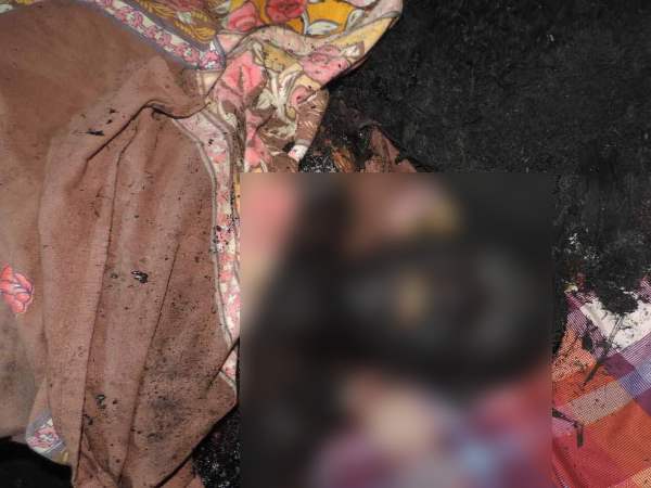 टीवी देख रही थी बहन शिवानी टीवी देख रही थी बहन शिवानी