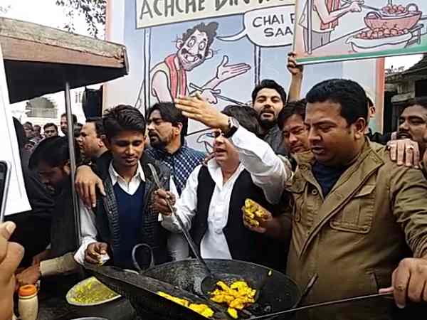 Azam Khan bought Pakora and commented on PM Modi