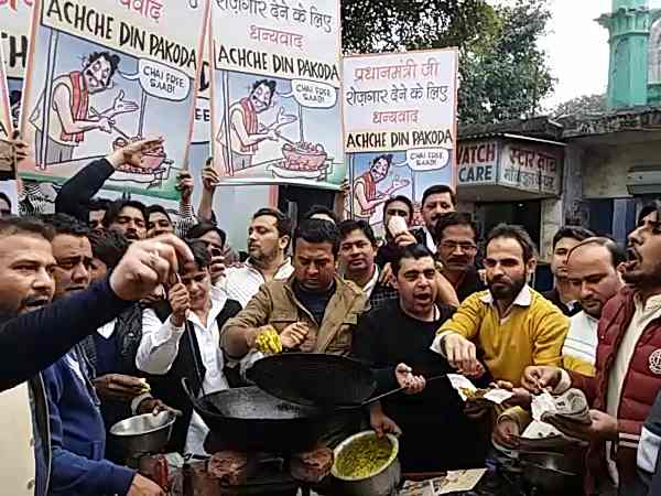 Azam Khan bought Pakora and commented on PM Modi