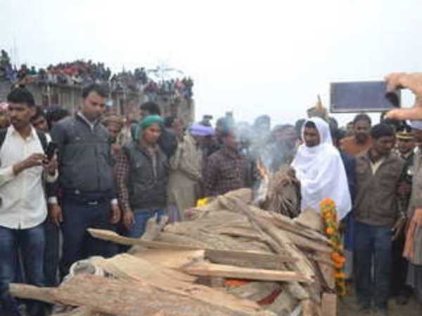 शहीद के बड़े भाई ने दी मुखाग्नि