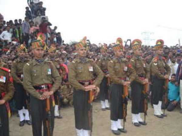 शहीद के अंतिम दर्शन करने पहुंचे लोगो