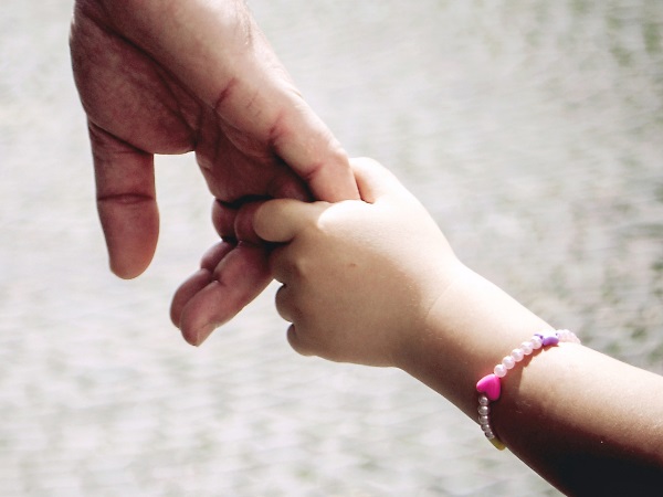 पिता के भाई उसके बायोलॉजिक पिता हैं