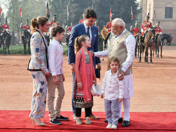 पीएम मोदी को हग करने के आई ऐला 