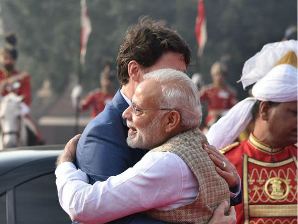 पीएम मोदी ने लगाया गले 