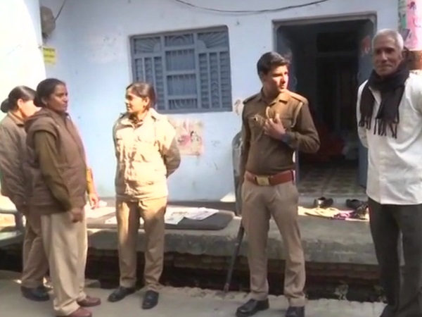घर के बाहर पुलिसकर्मी तैनात