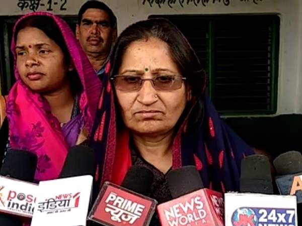 बच्चे का बहाना बनाकर क्लास में घुसा