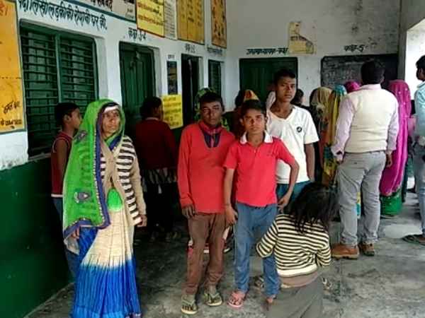 स्कूल में कोई पुरुष टीचर नहीं