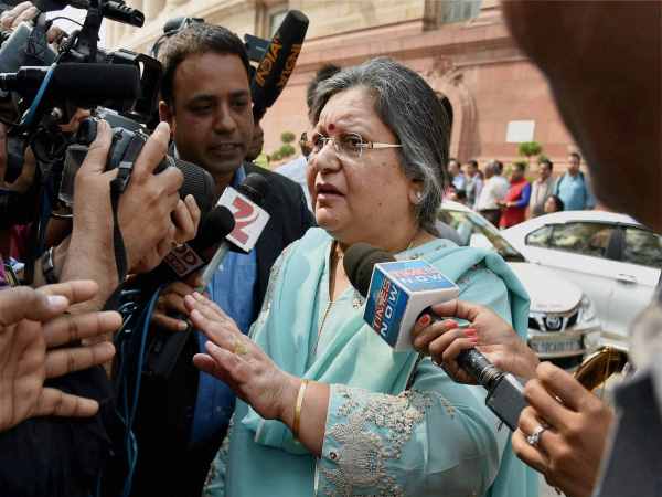 वित्त मंत्री की पत्नी ने ने नहीं दिए बजट को पूरे नंबर वित्त मंत्री की पत्नी ने ने नहीं दिए बजट को पूरे नंबर