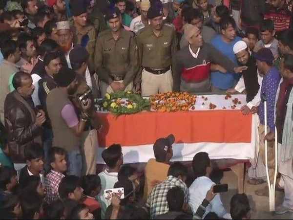 बिहार: शहीद के परिजनों ने किया 5 लाख मुआवजा लेने से इनकार, मां के लिए पेंशन और भाई के लिए मांगी नौकरी बिहार: शहीद के परिजनों ने किया 5 लाख मुआवजा लेने से इनकार, मां के लिए पेंशन और भाई के लिए मांगी नौकरी