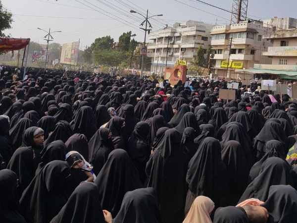 टीचर, वकील और डॉक्टर महिलाएं भी थीं शामिल